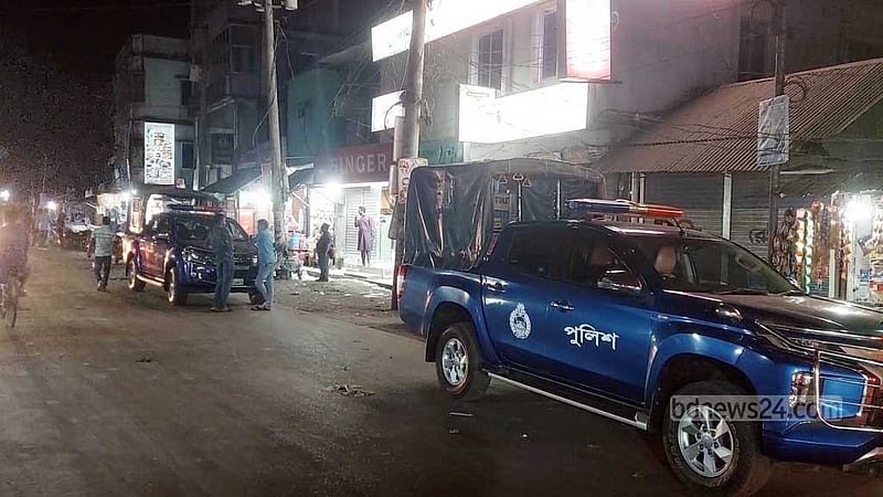 মাদারীপুরে পুলিশকে পিটিয়ে ২ যুবক ছিনতাই
