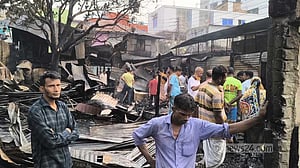 মাদারীপুরে আগুনে পুড়ে ছাই ২৫ দোকান, ৭ কোটি টাকার ক্ষতি