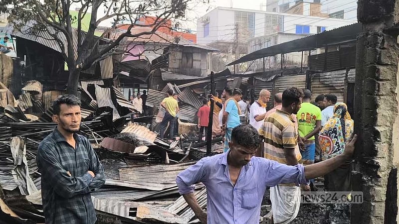 মাদারীপুরে আগুনে পুড়ে ছাই ২৫ দোকান, ৭ কোটি টাকার ক্ষতি