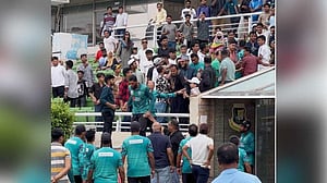 গ্যালারিতে উঠে দর্শকের দিকে তেড়ে গেলেন মাহমুদউল্লাহ