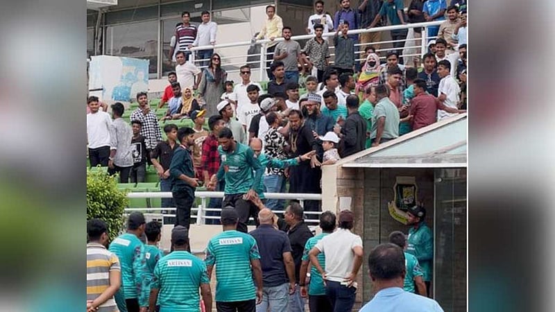 গ্যালারিতে উঠে দর্শকের দিকে তেড়ে গেলেন মাহমুদউল্লাহ
