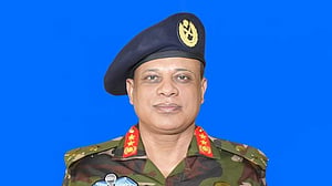 ডিজিএফআইয়ের সাবেক ডিজি হামিদুল ও স্ত্রীর দেশত্যাগে নিষেধাজ্ঞা