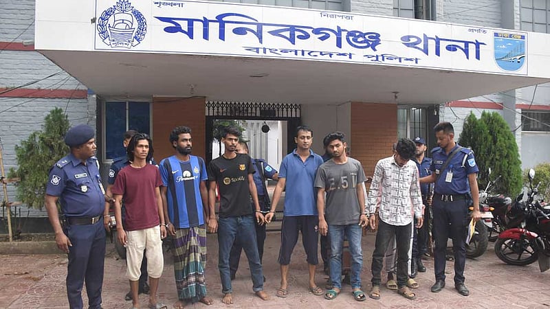 চিত্রশিল্পী মানবেন্দ্রের বাড়িতে আগুন, 'আওয়ামী লীগ সংশ্লিষ্ট’ ৮ জন গ্রেপ্তার