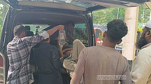 মানিকগঞ্জে আওয়ামী লীগ নেতার বাড়ি ভাঙচুর-আগুন, কুপিয়ে জখম
