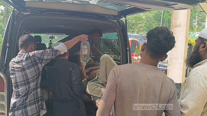 মানিকগঞ্জে আওয়ামী লীগ নেতার বাড়ি ভাঙচুর-আগুন, কুপিয়ে জখম