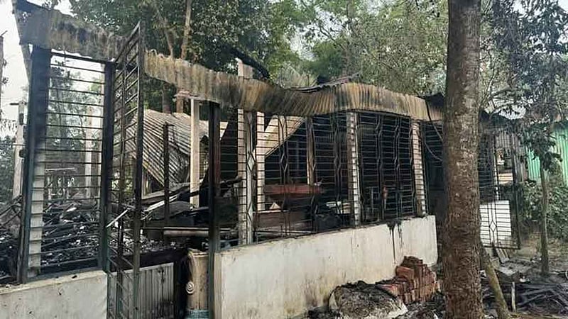 চিত্রশিল্পী মানবেন্দ্রর বাড়িতে আগুন: প্রতিবাদে ঢাবি সাদা দল