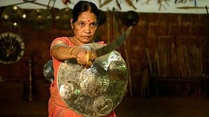 ৮২ বছরেও তলোয়ার চালানো শেখাচ্ছেন ‘মীনাক্ষী আম্মা’