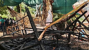 ‘দেড় মিনিটে চারুকলায় ঢুকে মোটিফে আগুন দেন এক যুবক’