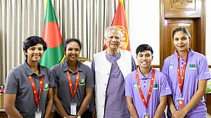 প্রথমবারের মত রাষ্ট্রীয় সফরে নারী ক্রীড়াবিদদের সঙ্গী করছেন প্রধান উপদেষ্টা