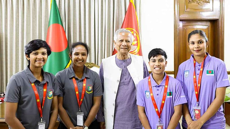 প্রথমবারের মত রাষ্ট্রীয় সফরে নারী ক্রীড়াবিদদের সঙ্গী করছেন প্রধান উপদেষ্টা