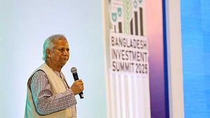 বিনিয়োগ সম্মেলনের উদ্বোধনে ইউনূস শোনালেন গ্রামীণ ব্যাংক ও গ্রামীণফোনের শুরুর গল্প