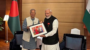 মোদীকে ১০ বছর আগের কথা মনে করিয়ে ছবি উপহার ইউনূসের