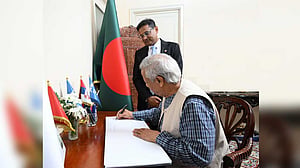 রোমে বাংলাদেশ হাউস পরিদর্শন করলেন প্রধান উপদেষ্টা