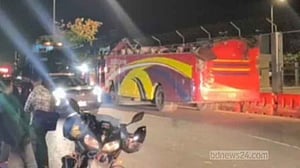 দুর্ঘটনায় উড়ে গেল বাসের ছাদ, তারপরও থামলেন না চালক