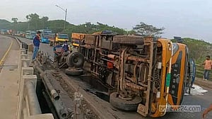 মেঘনা সেতুতে ট্রাক উল্টে ঢাকা-চট্টগ্রাম মহাসড়কে ৩ ঘণ্টার জট