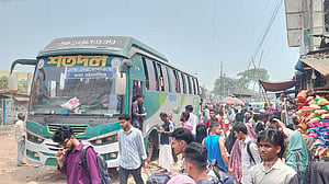 অতিরিক্ত ভাড়া দিয়েও ভোগান্তি ময়মনসিংহ থেকে ঢাকার পথে