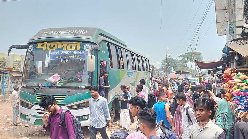 অতিরিক্ত ভাড়া দিয়েও ভোগান্তি ময়মনসিংহ থেকে ঢাকার পথে