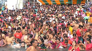 লাঙ্গলবন্দ স্নানোৎসবে দেশি-বিদেশি পুণ্যার্থীর ঢল