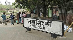 রেললাইনে হাঁটছিলেন, প্রাণ গেল ট্রেনে কাটা পড়ে