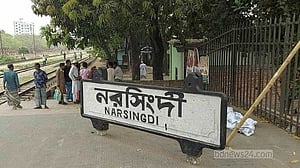 নরসিংদীতে রেললাইন পার হওয়ার সময় ট্রেনের ধাক্কায় ছাত্রী নিহত