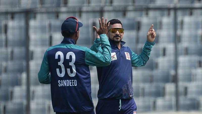 মুক্তির দিনেই মাঠে নেমে উইকেট নিলেন নাসির