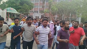 নাটোরে থানা থেকে ছাত্রদল নেতাকে ‘ছিনিয়ে নিলেন’ নেতাকর্মীরা