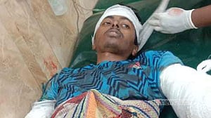 স্ত্রীর গোপন ভিডিও করায় ছোট ভাইয়ের দুই হাতের কব্জি কর্তন