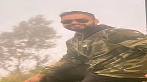 কাশ্মীরে জঙ্গি হামলা: সদ্যবিবাহিত নৌ-কর্মকর্তা নিহত, পুরুষরাই ছিল নিশানা