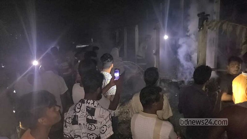 নেত্রকোণায় আগুনে বসতঘর পুড়ে ৩ লাখ টাকার ক্ষতি
