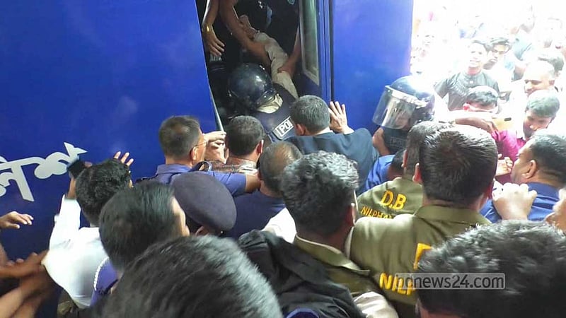 নীলফামারী আদালত চত্বরে সাবেক সংসদ সদস্যকে ‘কিলঘুষি মারার’ চেষ্টা