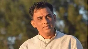চোলাই মদসহ যুবলীগ নেতাকে পুলিশে দিল জনতা
