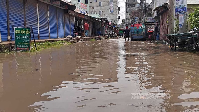 নোয়াখালীতে বৃষ্টিতে শহরে জলাবদ্ধতা, মাঠে বোরো ধানের ক্ষতি