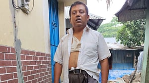 নোয়াখালীতে প্রধান শিক্ষককে পিটিয়ে স্কুল ছাড়া করার অভিযোগ