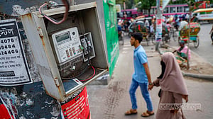 সড়কে যেখানে সেখানে উন্মুক্ত বিদ্যুৎ সংযোগ