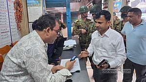 অতিরিক্ত ভাড়া: পাবনায় বিভিন্ন বাস কাউন্টারে জরিমানা
