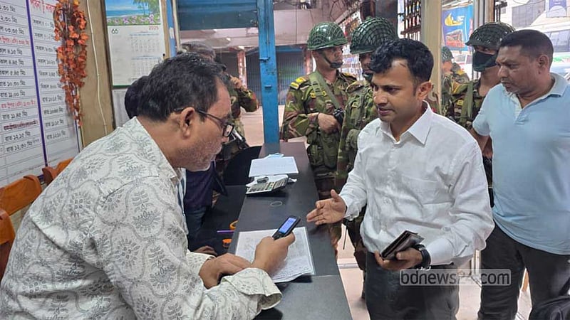 অতিরিক্ত ভাড়া: পাবনায় বিভিন্ন বাস কাউন্টারে জরিমানা