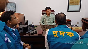 পাবনা পাসপোর্ট অফিসে ‘টাকা লেনদেনের’ প্রমাণ পেল দুদক