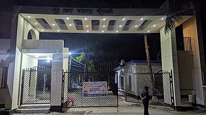 কারাগারের ব্যারাকে ঝুলছিল কারারক্ষীর মরদেহ