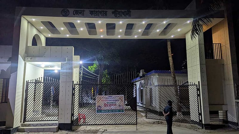 কারাগারের ব্যারাকে ঝুলছিল কারারক্ষীর মরদেহ