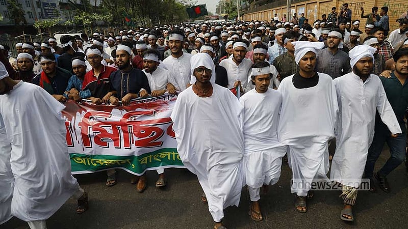 ‘কাফনের কাপড়’ পরে পলিটেকনিক শিক্ষার্থীদের গণমিছিল