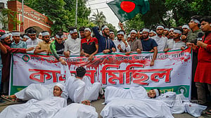 কাফন পরে সড়কে পলিটেকনিক শিক্ষার্থীরা