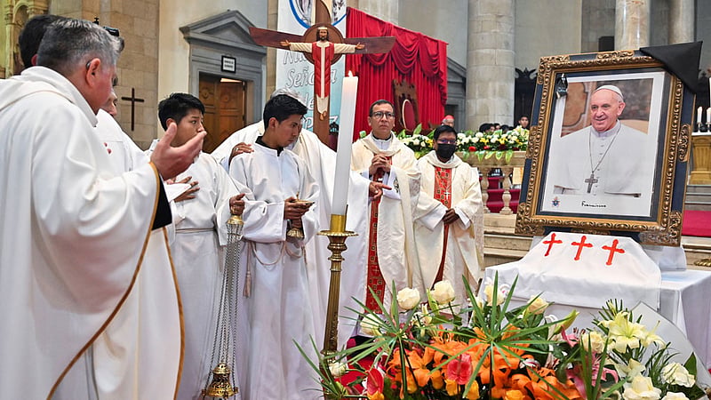 পোপ ফ্রান্সিসের অন্ত্যেষ্টিক্রিয়ার প্রস্তুতিতে বৈঠকে বসছেন কার্ডিনালরা