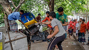 রিকশা চালকদের ধাওয়াধায়ি