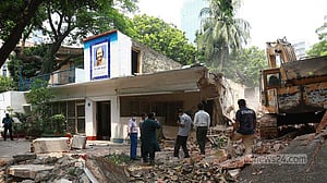 ‘ভাঙার ঝুঁকিতে’ কবি রফিক আজাদের বাড়ি, উদ্বেগে স্ত্রী