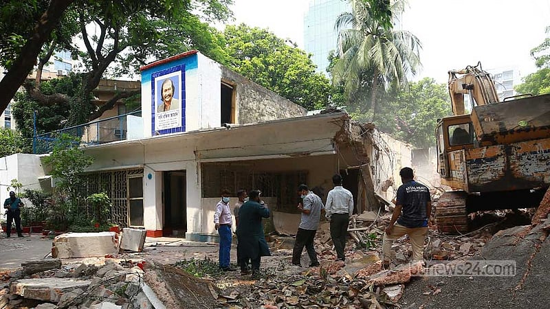 ‘ভাঙার ঝুঁকিতে’ কবি রফিক আজাদের বাড়ি, উদ্বেগে স্ত্রী