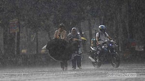 ঝুম বৃষ্টিতে ঢাকার জনজীবনে স্বস্তি