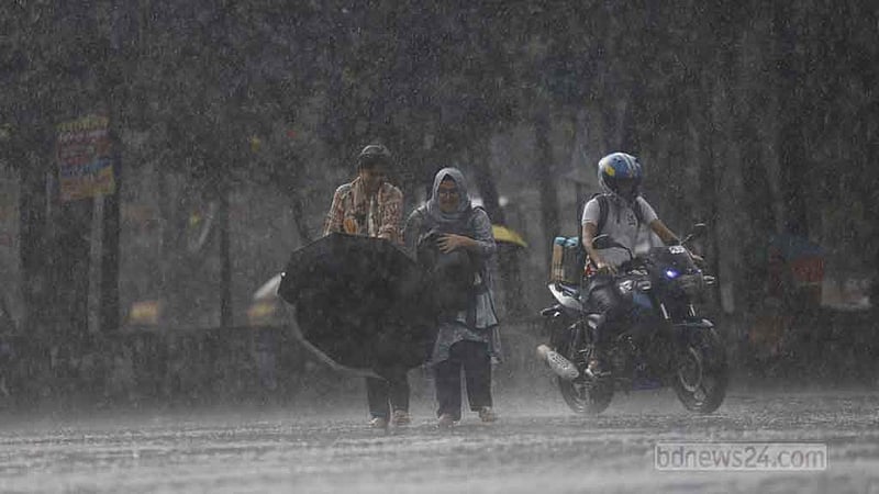ঝুম বৃষ্টিতে ঢাকার জনজীবনে স্বস্তি