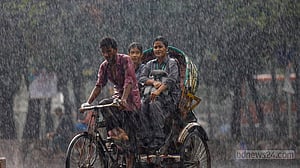 নগরীতে অঝোর ধারায় বৃষ্টি, ভেজার আনন্দও