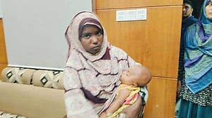 ‘ঢাকা থেকে চুরি হওয়া’ শিশু নিয়ে রাজবাড়ীতে নারী আটক