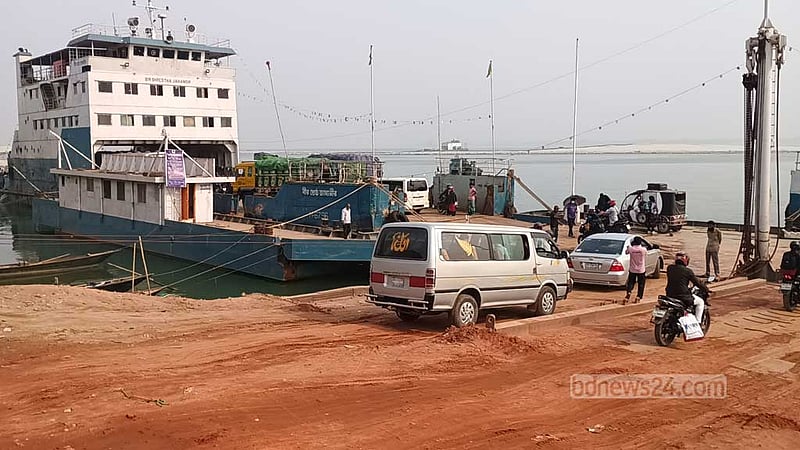 দৌলতদিয়ায় যাত্রী ও যানবাহনের চাপ বাড়লেও নেই ভোগান্তি